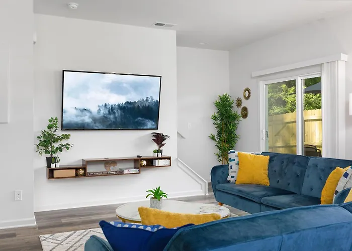 Fresh & Comfy Near Uptown With Hottub & Private Yard